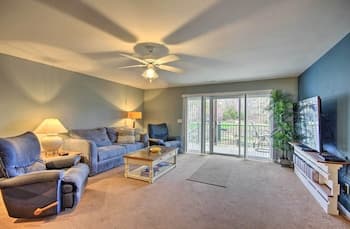 Spacious Lakefront Condo w/ Community Pools!