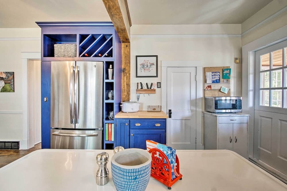 Remodeled Historic Farmhouse ~ 20 Mi to KC!