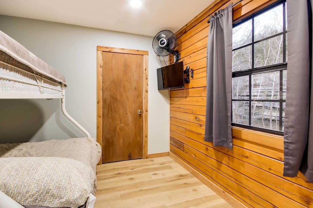 Tranquil Creekside Hideout: Families Welcome!