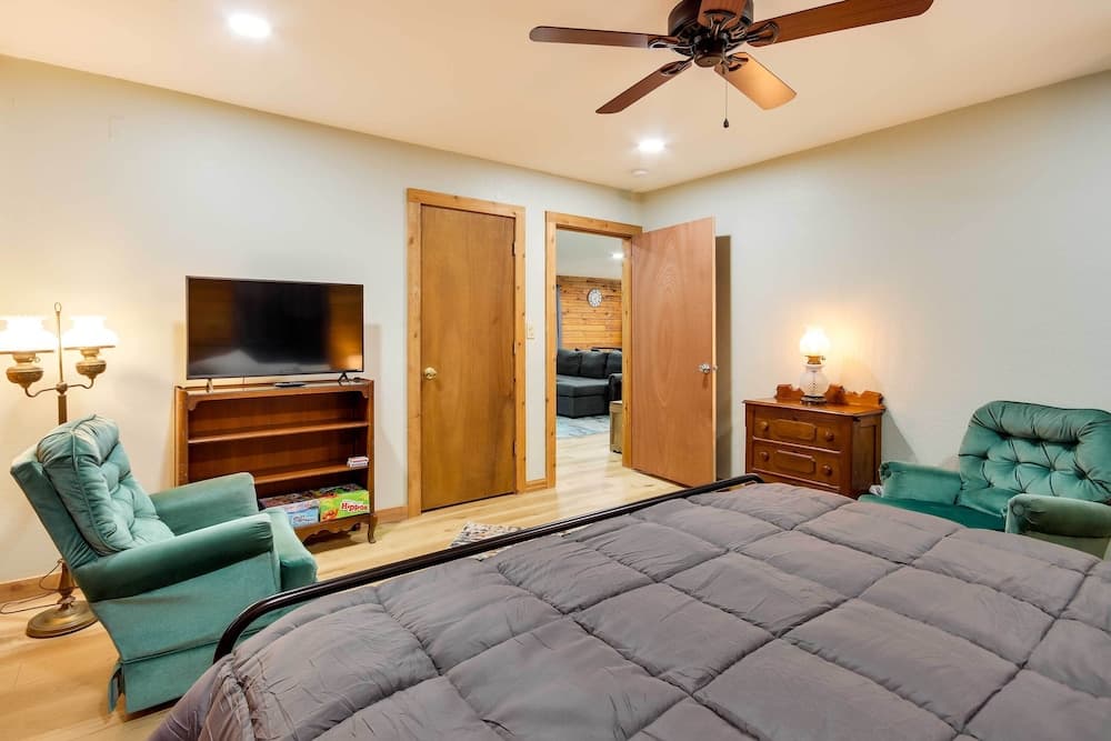 Tranquil Creekside Hideout: Families Welcome!