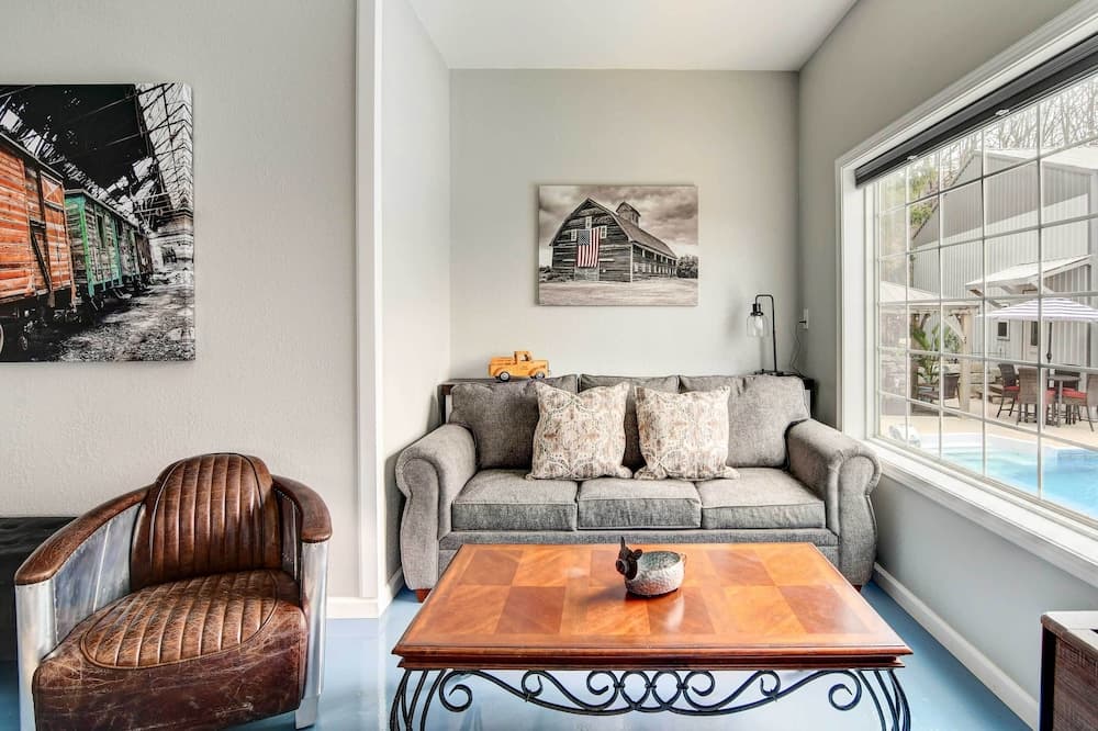 Hot Tub + Game Room! Secluded Branson Escape