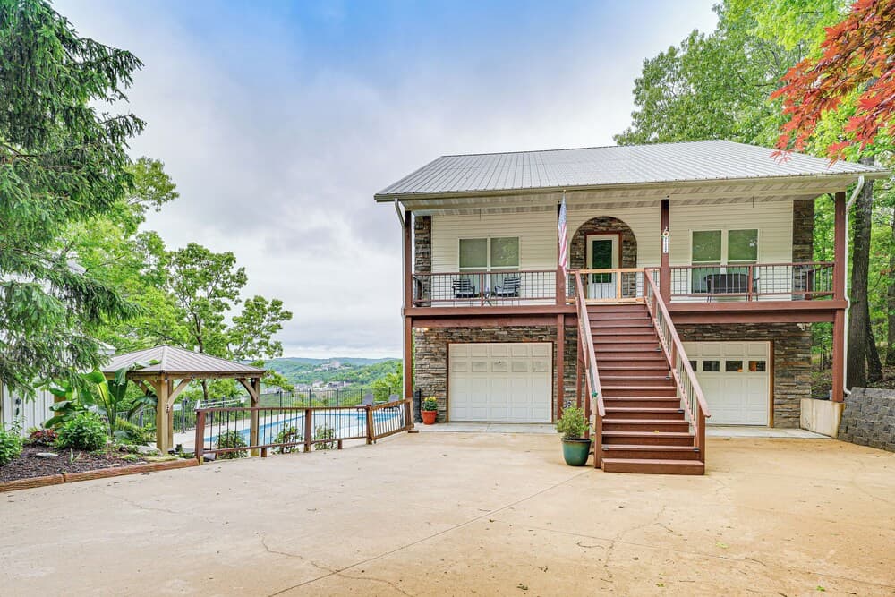 Hot Tub + Game Room! Secluded Branson Escape