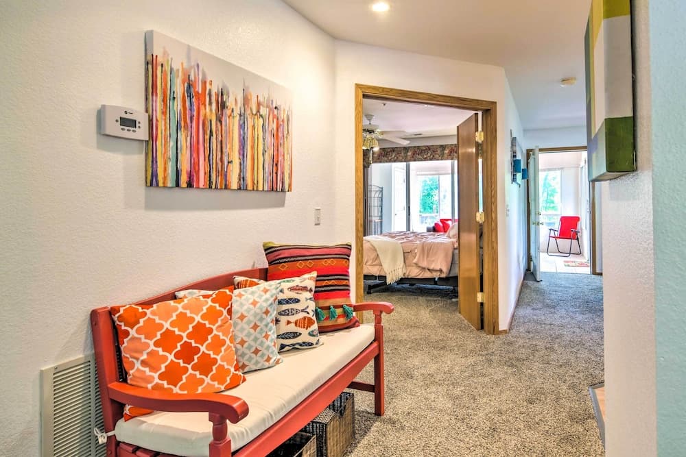 All-season Sunroom! Lakefront Gem 5 Mi to 76 Strip