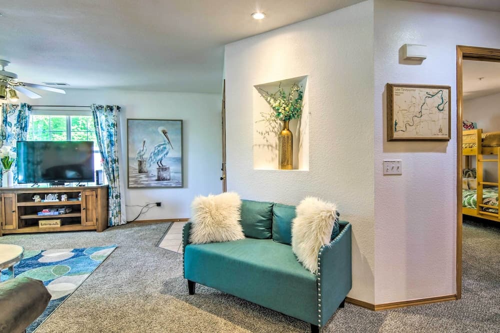 All-season Sunroom! Lakefront Gem 5 Mi to 76 Strip