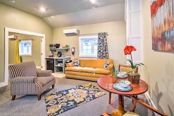 Welcoming Downtown Branson Cottage w/ Pool Access!
