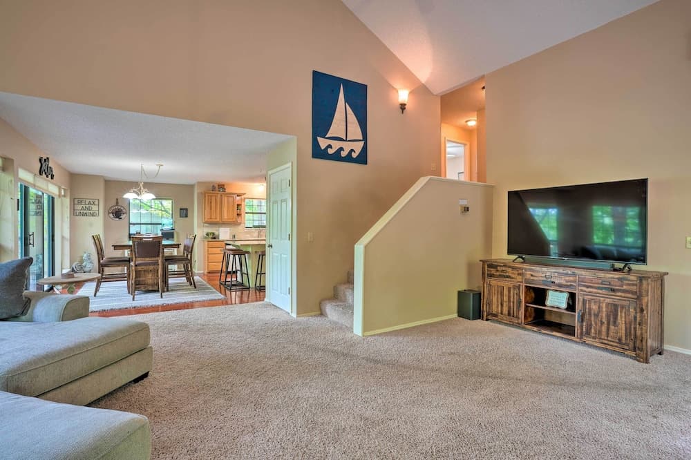 Beaver Lake Retreat w/ Deck & Private Hot Tub