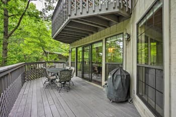 Beaver Lake Retreat w/ Deck & Private Hot Tub