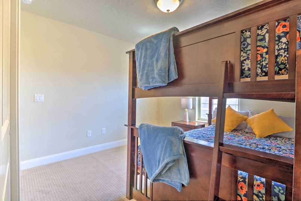 'blue Sky Get-a-way' Townhome w/ Patio, Grill