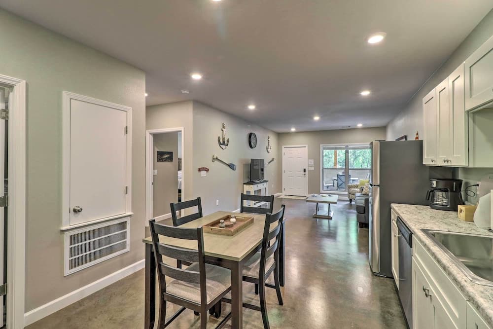 Beautiful Bull Shoals Retreat w/ Lake View!