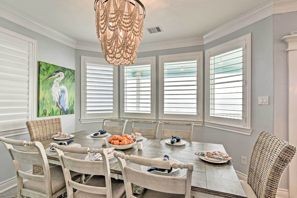 Beachfront Retreat: 16 Mi to Dtwn Freeport!