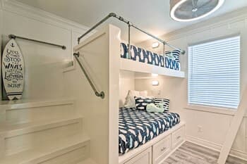 Beachfront Freeport Retreat: 16 Mi Into Town!