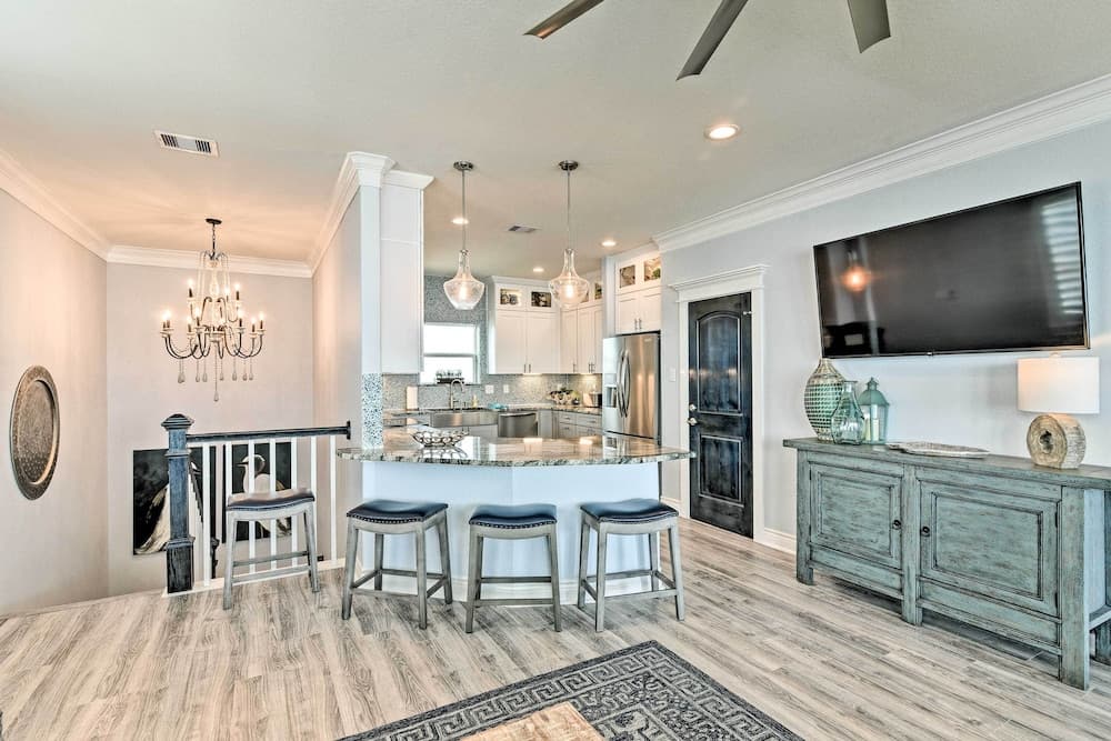 Beachfront Retreat: 16 Mi to Dtwn Freeport!