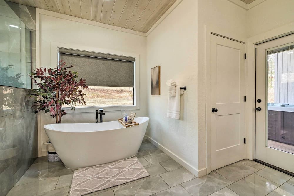 Broken Bow Cabin: Luxe Outdoor Area & Hot Tub