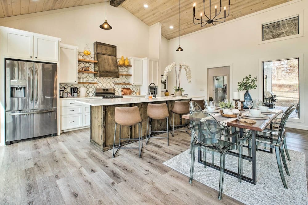 Broken Bow Cabin: Luxe Outdoor Area & Hot Tub