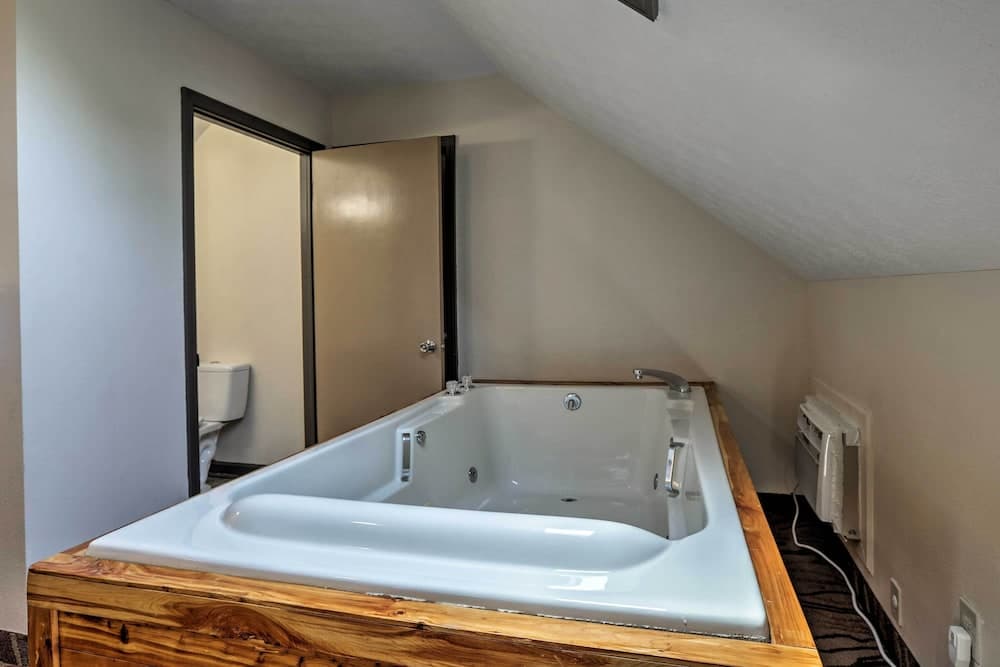 Burkesville Apt w/ Deck, Views & Pool Access!