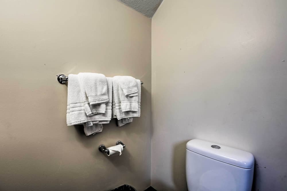 Burkesville Apt w/ Deck, Views & Pool Access!