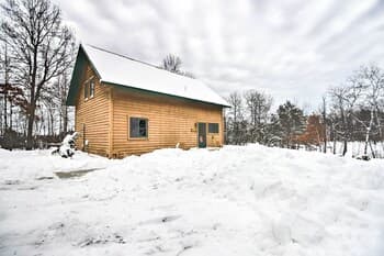 Cabin w/ Fireplace < 1 Mile to Lakes + Golf