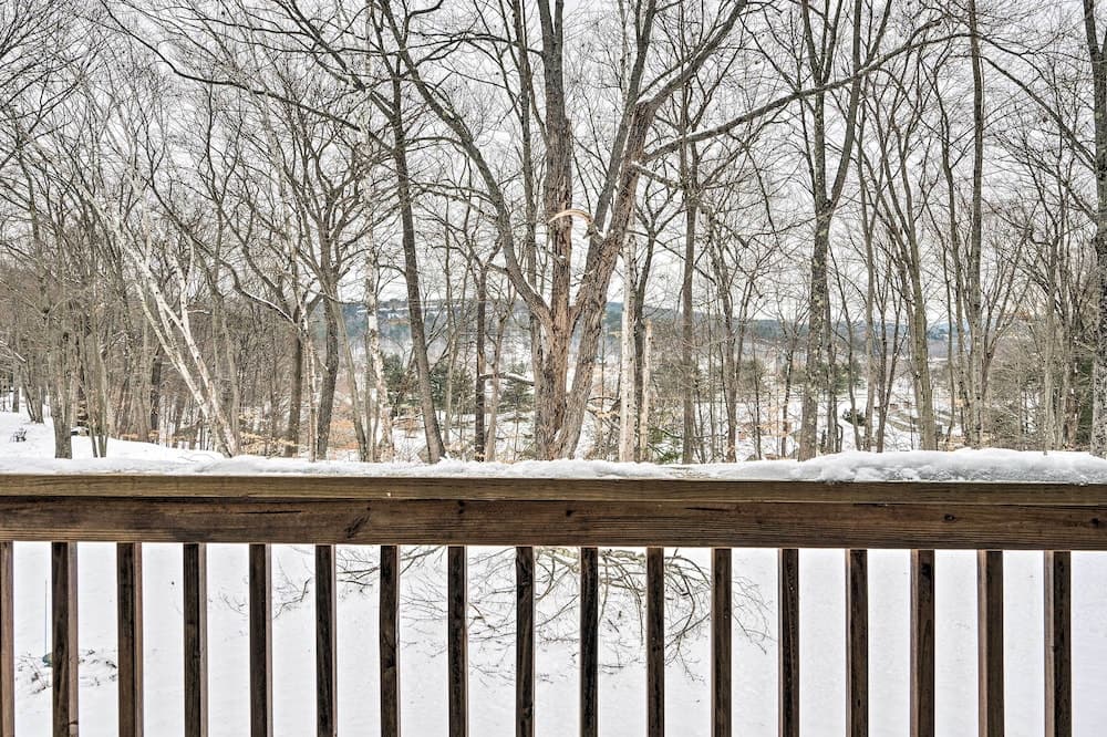 Hartford Escape w/ Fire Pit ~ 3 Mi to Ski & Golf!