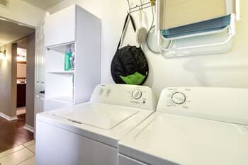 Cozy Townhome w/ Shared Amenities, Walk to Lake!