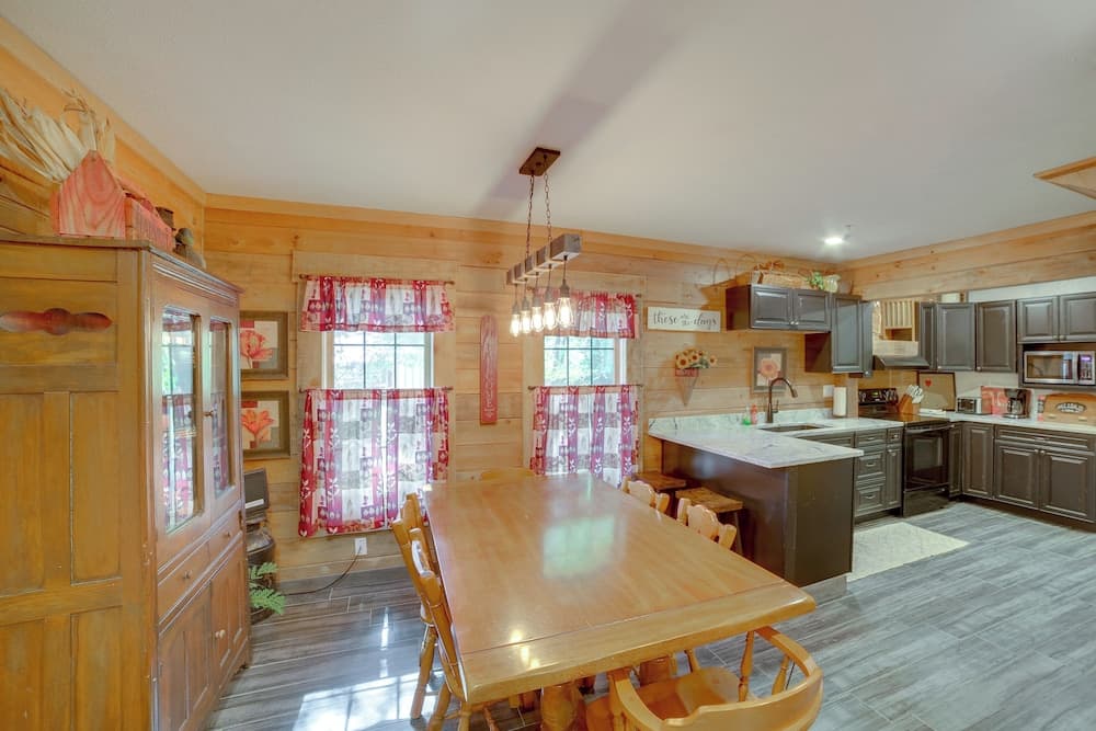 Cozy Hollister Cabin: Perfect for Families!