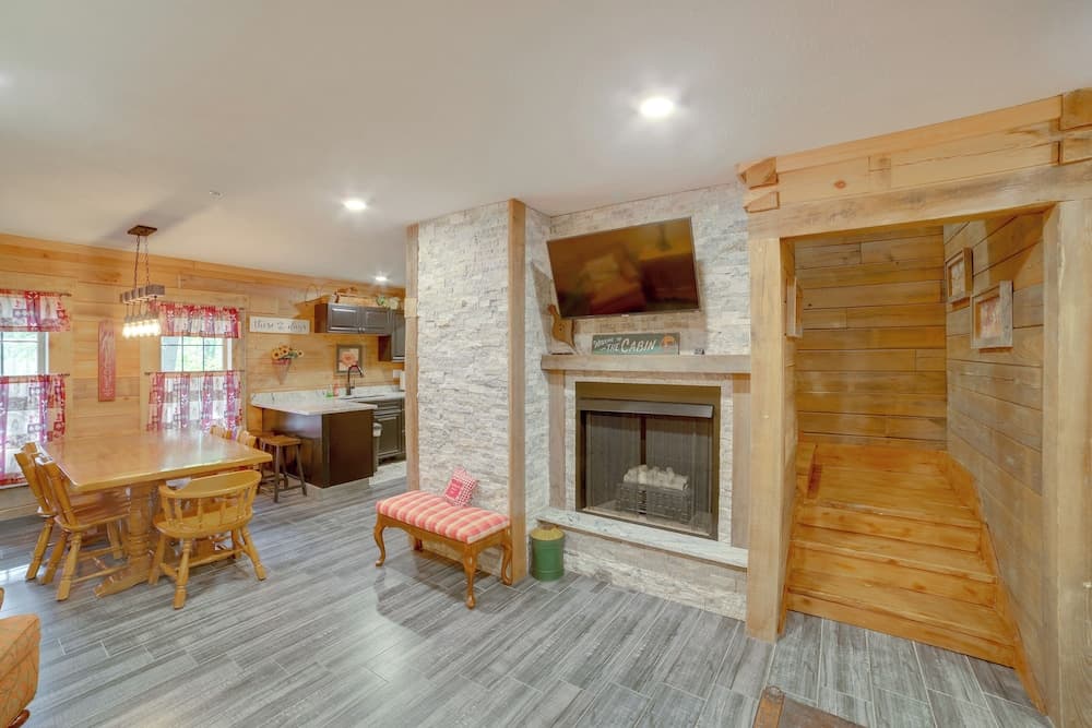 Cozy Hollister Cabin: Perfect for Families!
