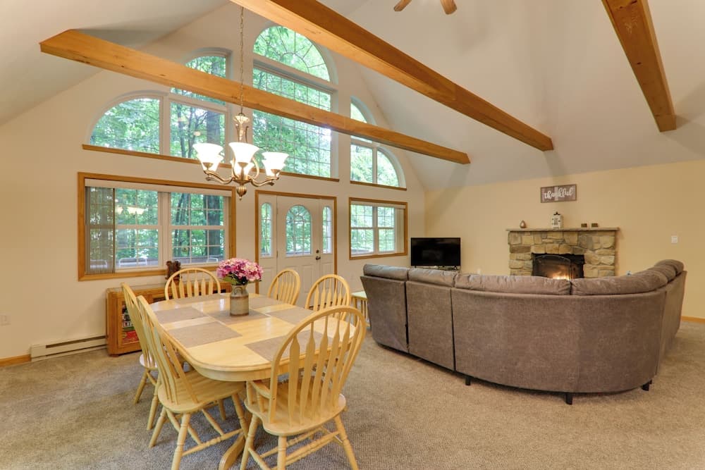 Deck & Resort Amenities: Arrowhead Lake Home!
