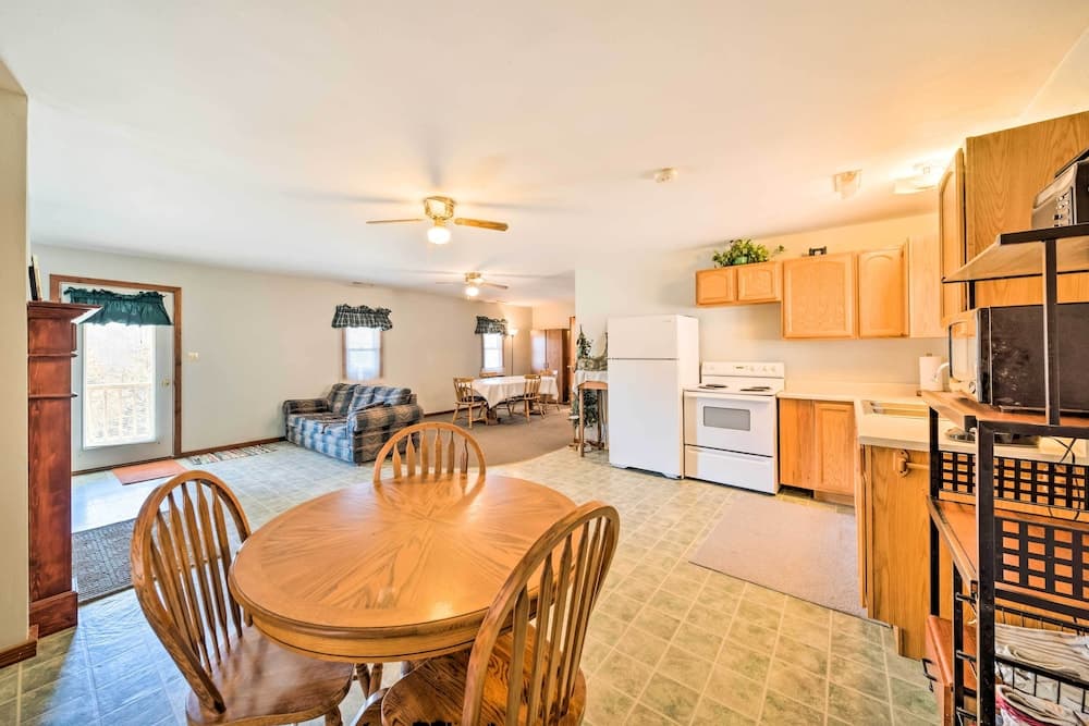 Rustic Iowa Cabin: 10 Mi to Maquoketa Caves