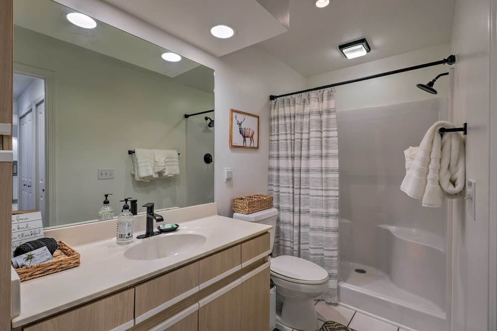 Sunroom, Fireplace: Lakefront Branson Condo