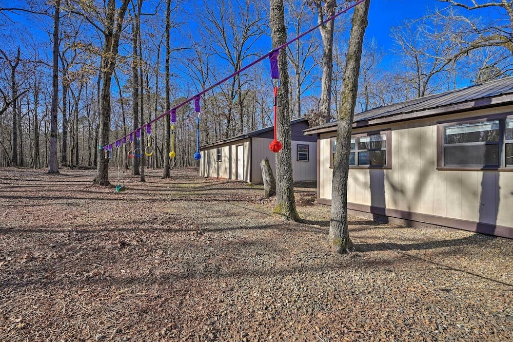 Pet-friendly 'shady Oaks' Broken Bow Gem w/ Patio!