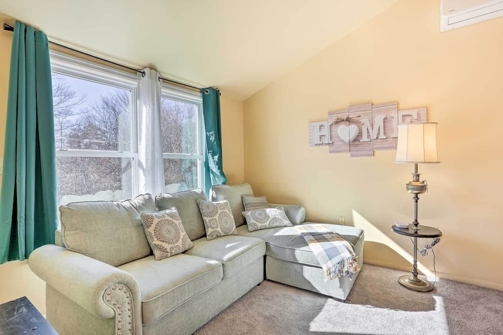 Cozy House: Surrounded by Community Lakes!