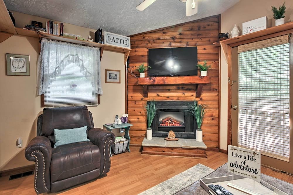 Gatlinburg Home w/ Hot Tub ~ 4 Mi to Town!