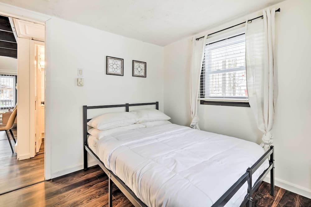 Pet-friendly Cabin w/ Hot Tub in Pocono Lake!