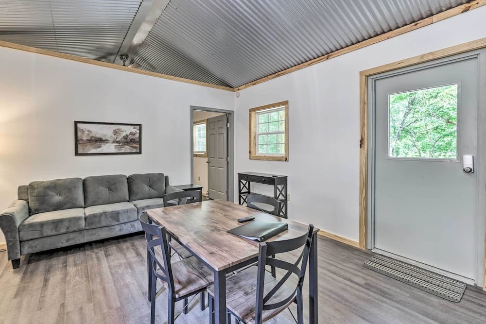 Quaint Tallassee Cabin: Stone Creek On-site!