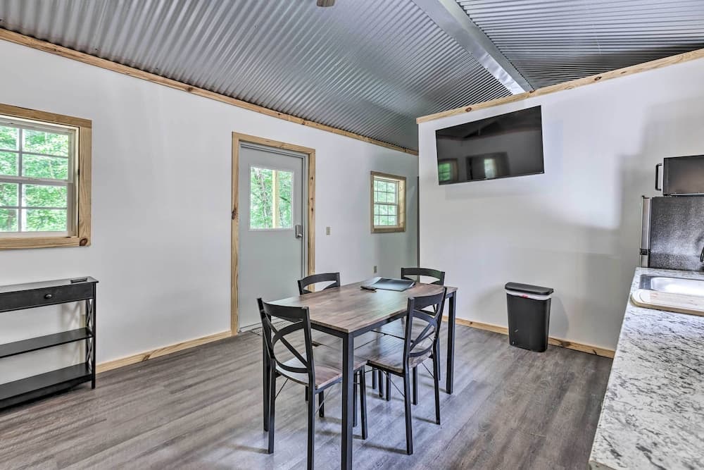 Quaint Tallassee Cabin: Stone Creek On-site!