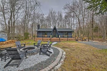 Pocono Lake Cabin w/ Hot Tub & Resort Amenities!