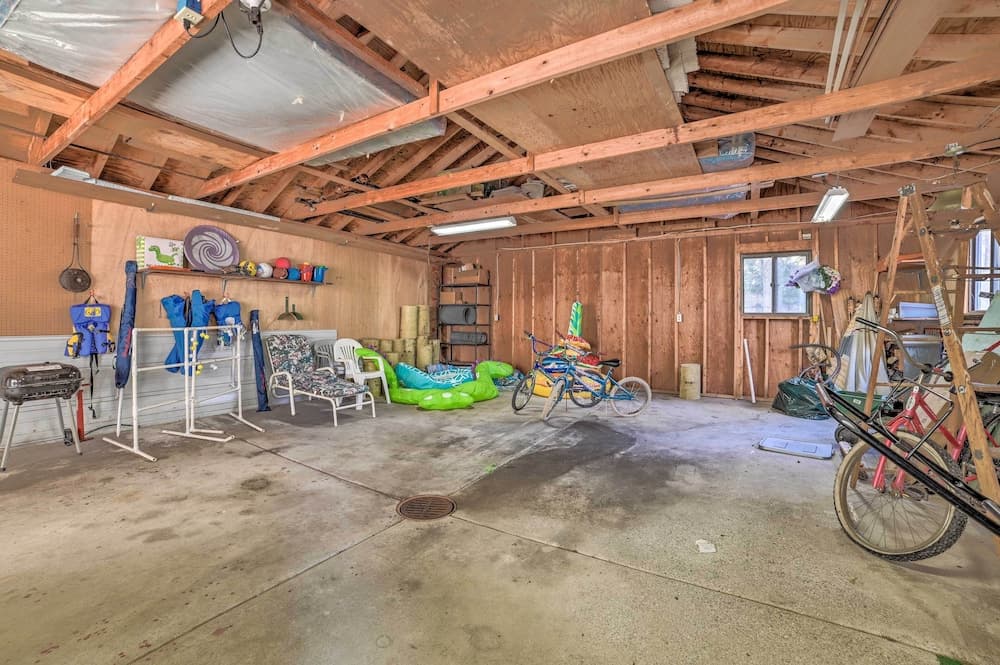 < 3 Mi to Higgins Lake: Roscommon Cabin w/ Deck