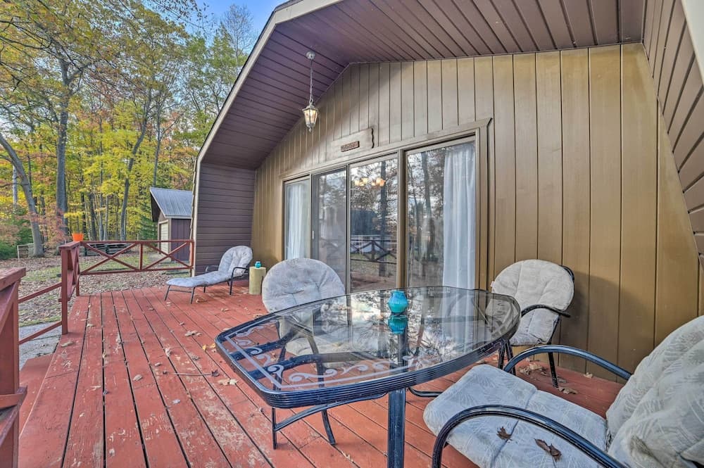 < 3 Mi to Higgins Lake: Roscommon Cabin w/ Deck