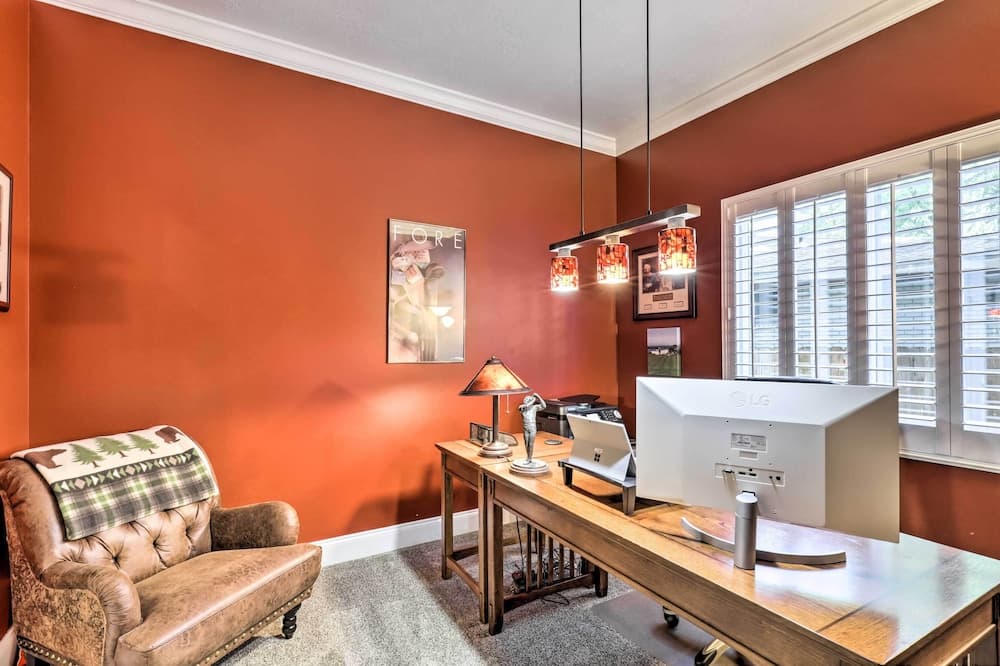 Secluded Home w/ Hot Tub & Mountain Views!