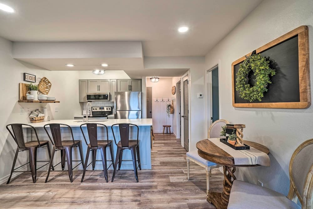 Unwind Fireside! Condo 1 Mi to Silver Dollar City