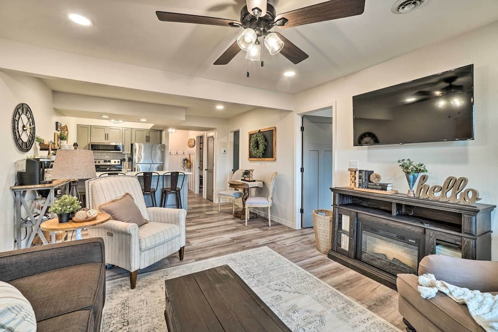 Unwind Fireside! Condo 1 Mi to Silver Dollar City