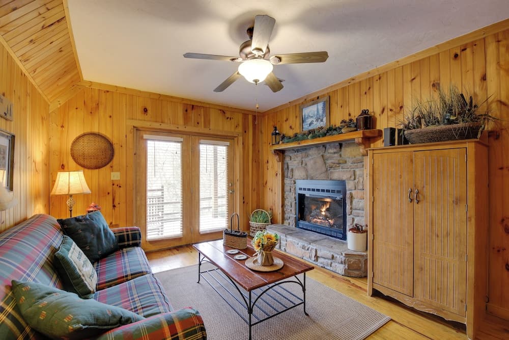 Smoky Mountains Cabin w/ Hot Tub, Deck & Views!