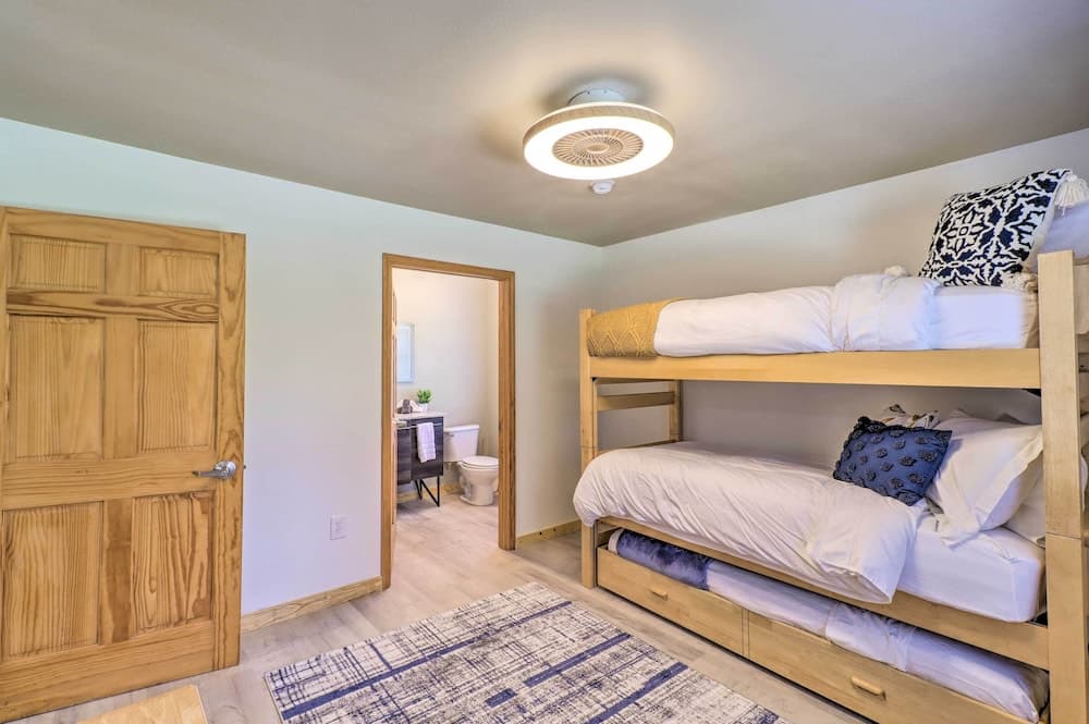 Unit < 11 Mi to Alma Performing Arts Center!