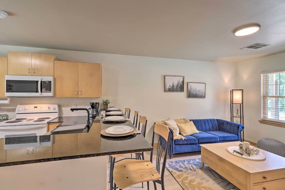 Unit < 11 Mi to Alma Performing Arts Center!