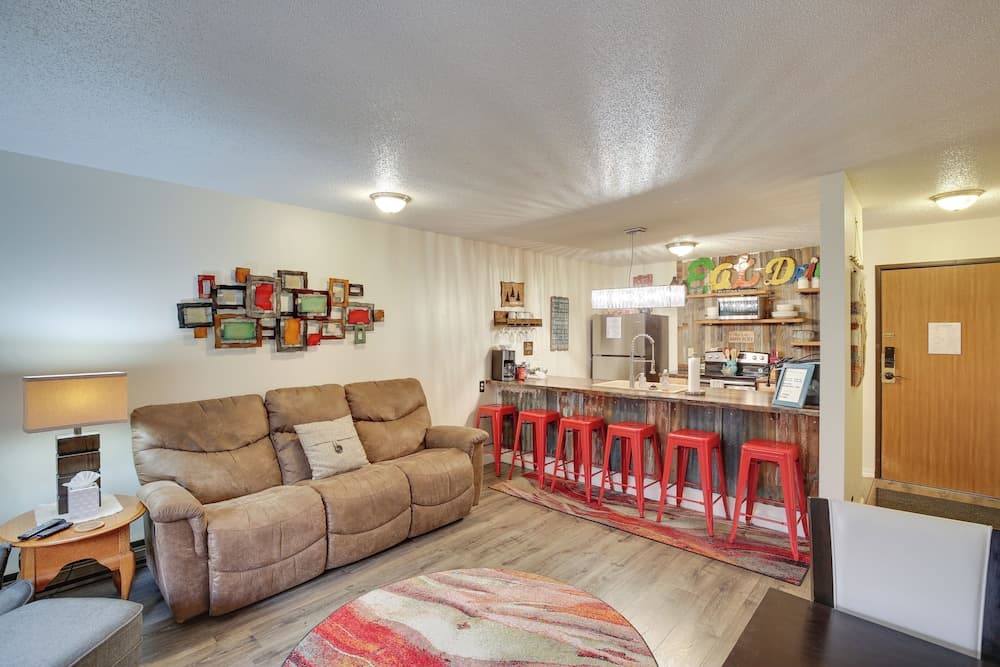 Walkable Lead Condo: 5 Mi to Terry Peak Ski Area!