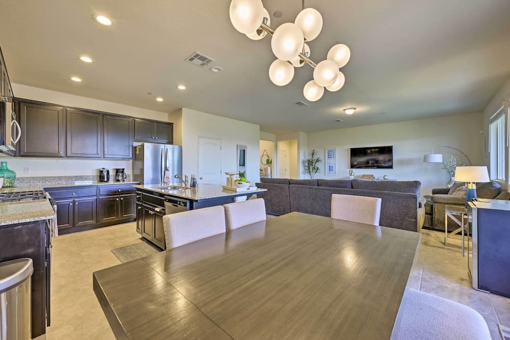 Visalia Home w/ Yard: 4 Mi to Downtown!