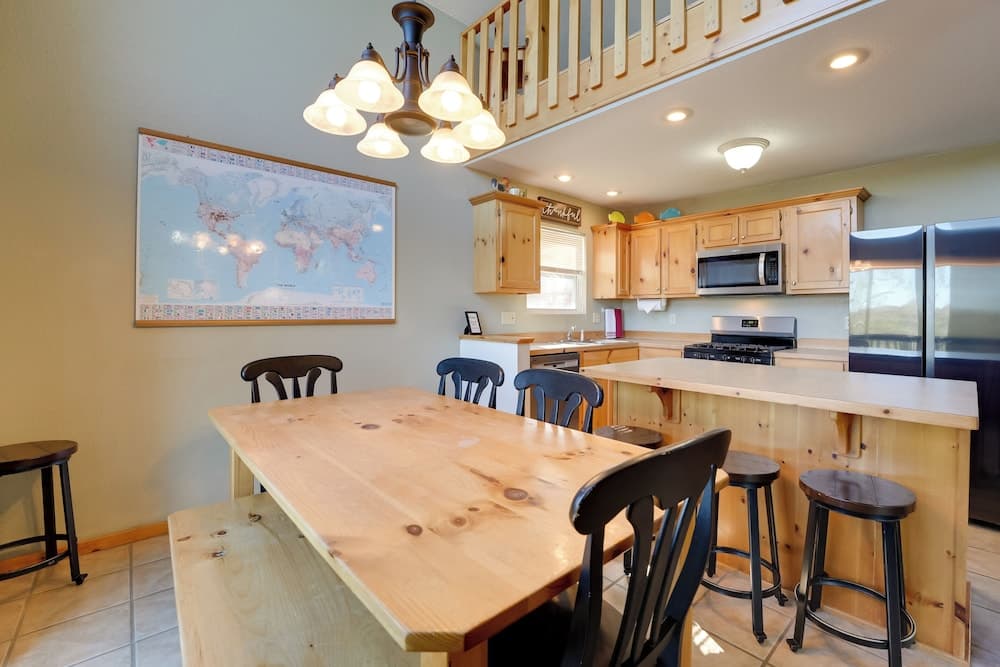 Relaxing Lakeview Retreat in Reeds Spring w/ Deck