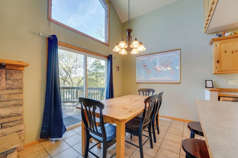 Relaxing Lakeview Retreat in Reeds Spring w/ Deck