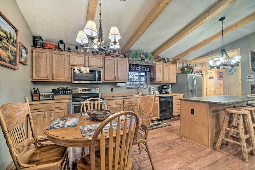 Woodsy Pigeon Forge Hideaway: Private Hot Tub