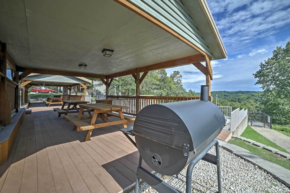 Condo w/ Pool Access - 2 Mi to Silver Dollar City!