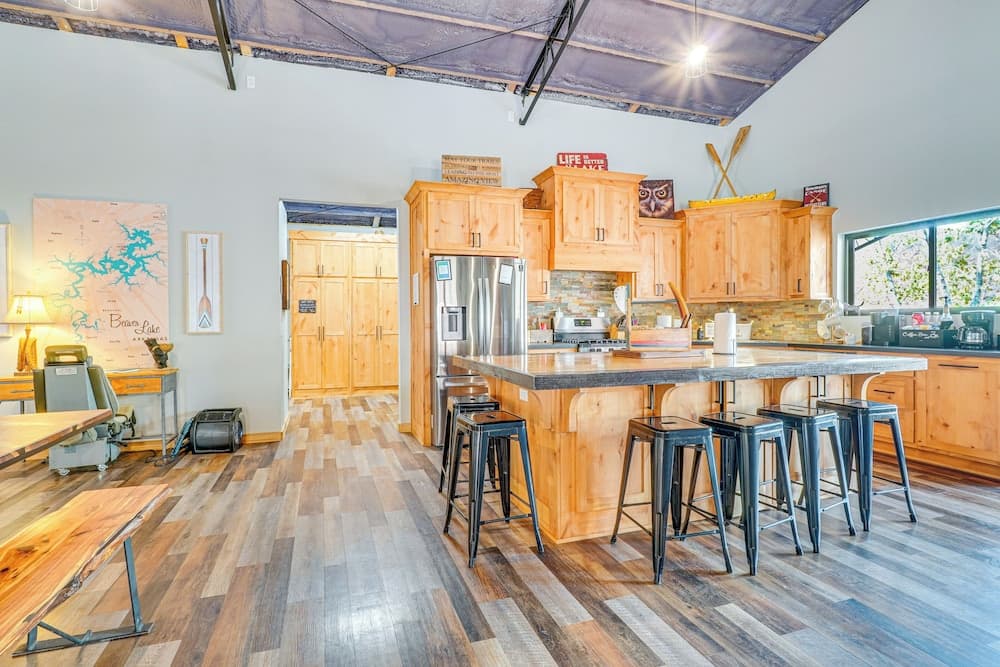 Private Shore Access & Games: Lakefront Getaway!